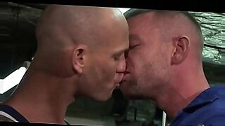 Gepassioneerde homo kussen met tongen