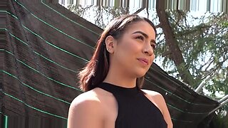 Latina Teen beim Oralsex gelockt und von hinten