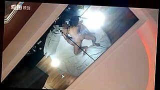 मियामी टीन कैमरे पर आत्म-आनंद सत्र रिकॉर्ड करती है।