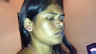 एक गर्म सेक्स सत्र के दौरान एक खूबसूरत बंगाली महिला जंगली हो जाती है।
