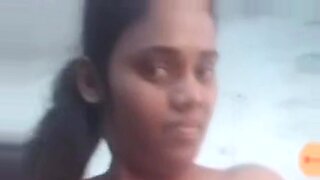 Indiase schoonheid plaagt met haar grote bezittingen voor de webcam.