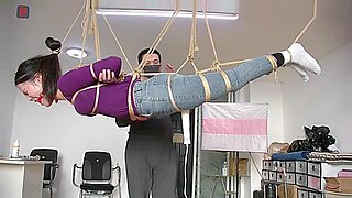亚洲女孩享受着BDSM的束缚和挑逗。