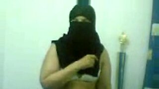 성숙한 방글라데시 선생님이 비디오를 위해 옷을 벗습니다