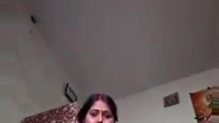 Una fanciulla indiana prosperosa mostra i suoi capezzoli eretti in un affascinante video selfie.