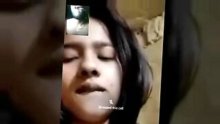 Una morena cachonda muestra sus grandes pechos en la webcam.