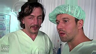 欲求不満のドイツ人医師が、セクシーな看護師を検査する。