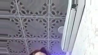 Milf Iraq menanggalkan pakaian dan masturbasi di webcam