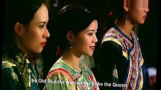 一个诱人的亚洲宝贝在热情的香港风格色情片中亮相。