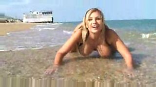丰满的欧洲宝贝Carol Goldnerova在裸体海滩上自慰。