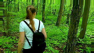 Una joven estudiante se vuelve loca en el bosque con su travieso profesor.