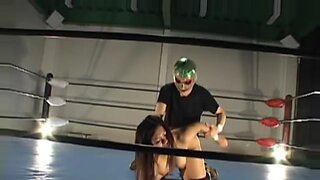 Busty Jap reçoit un traitement brutal sur le ring, avec une baise intense.