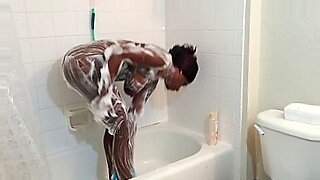 아시아 여성들이 샤워실에서 함께 청소하는 모습