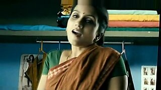 Tamil speelt Abitha in sensuele, expliciete slaapkamerscènes.